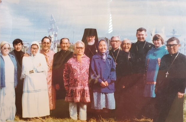 Αγία Όλγα με τα μπλε ρούχα. Στα αριστερά της ο ιερέας σύζυγός της.