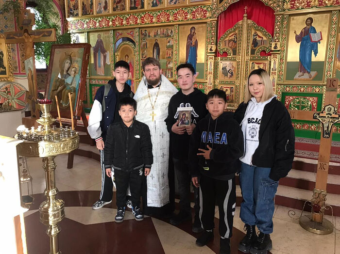 Ο πατέρας Αντώνιος Γκούσεφ με νέους ενορίτες της Εκκλησίας της Αγίας Τριάδας στο Ουλάν Μπατόρ. Στο κέντρο δίπλα στον ιερέα, ο Πέτρος-Μαργκάντ
