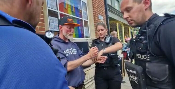 На уличного проповедника Джона Данна надевают наручники. Фото: «Христианский юридический центр»