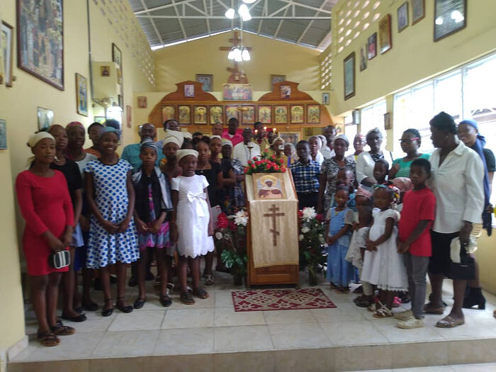 Прихожане храма Рождества Богородицы в Порт-о-Пренс