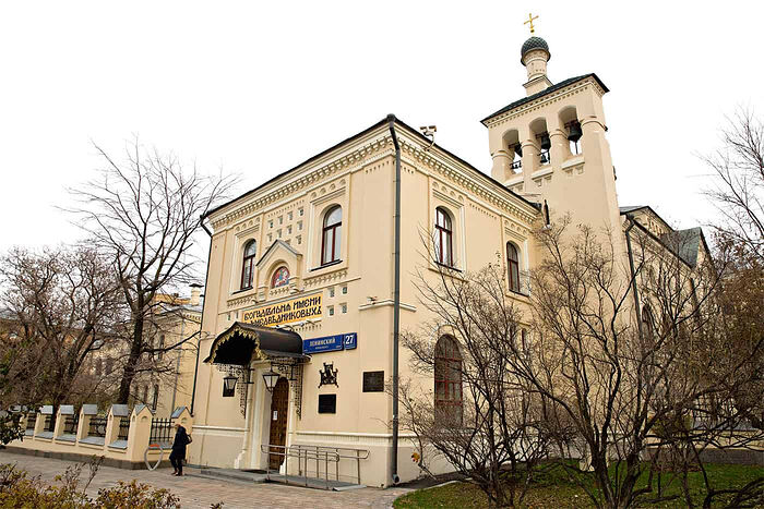Υπάρχουν δύο ναοί στο χώρο του Νοσοκομείου: του Αγίου Αλεξίου, Μητροπολίτη της Μόσχας, και του ναού αφιερωμένου στην εικόνα της Θεομήτορος του Τίχβιν καθώς και ένα παρεκκλήσι προς τιμήν της εικόνας της Παναγίας Κοζελσάνσκαγια