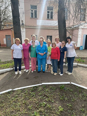 Галина Михайловна Медведева (вторая справа) с коллегами напротив больницы Калуги